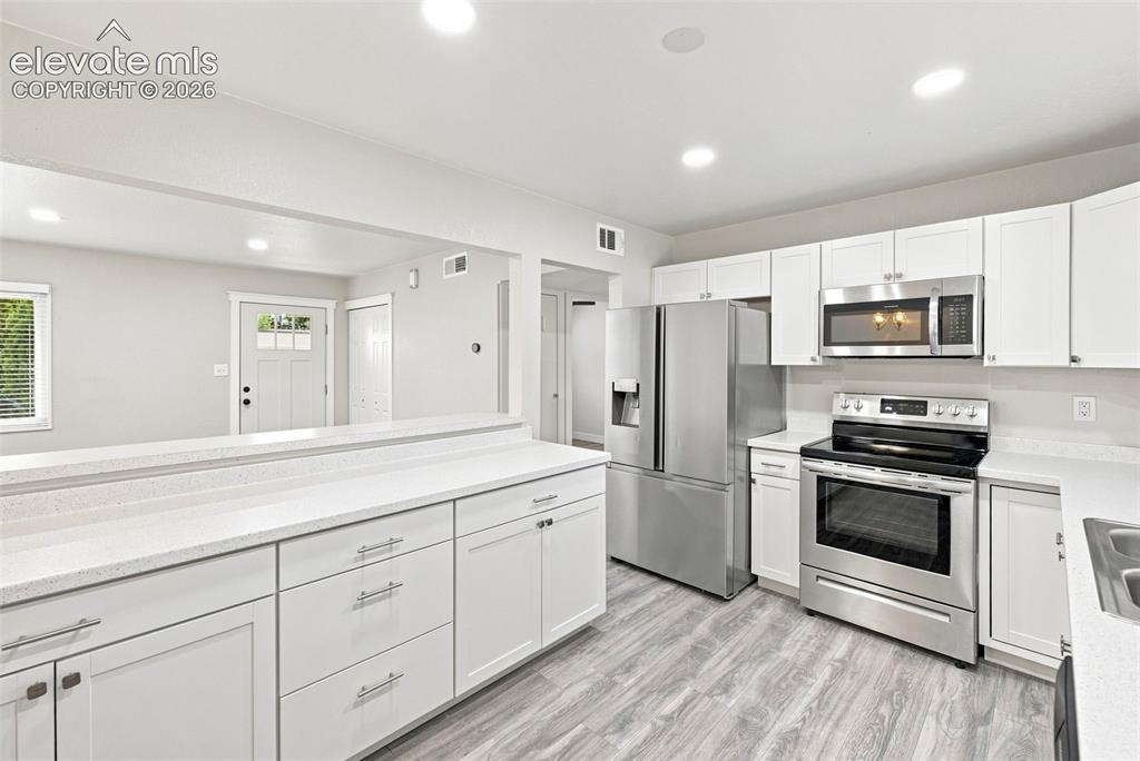 Image 15 of 35: Kitchen