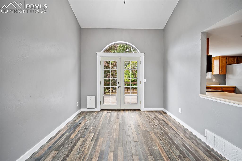 Image 8 of 50: dining area