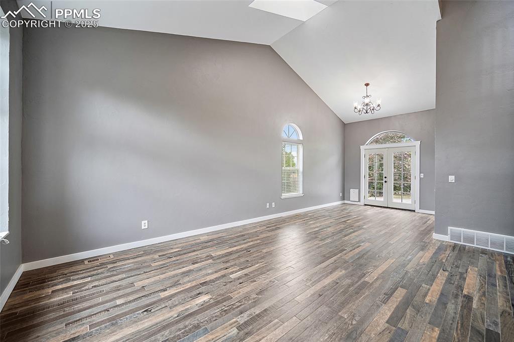 Image 9 of 50: Living Room
