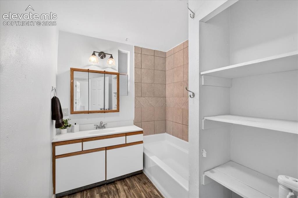 Image 16 of 33: Bathroom