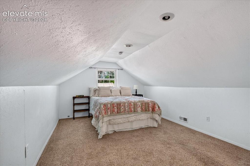 Image 19 of 33: Bedroom