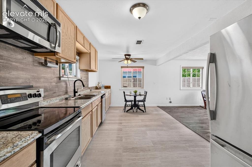 Image 5 of 33: Kitchen