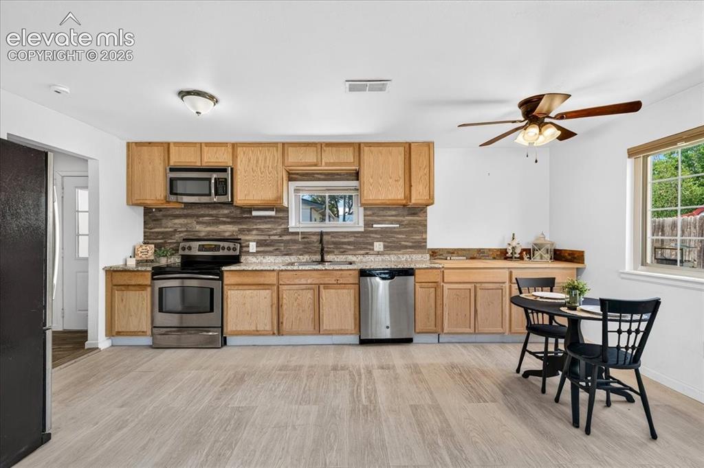 Image 6 of 33: Kitchen