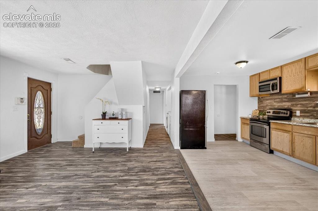 Image 9 of 33: Kitchen