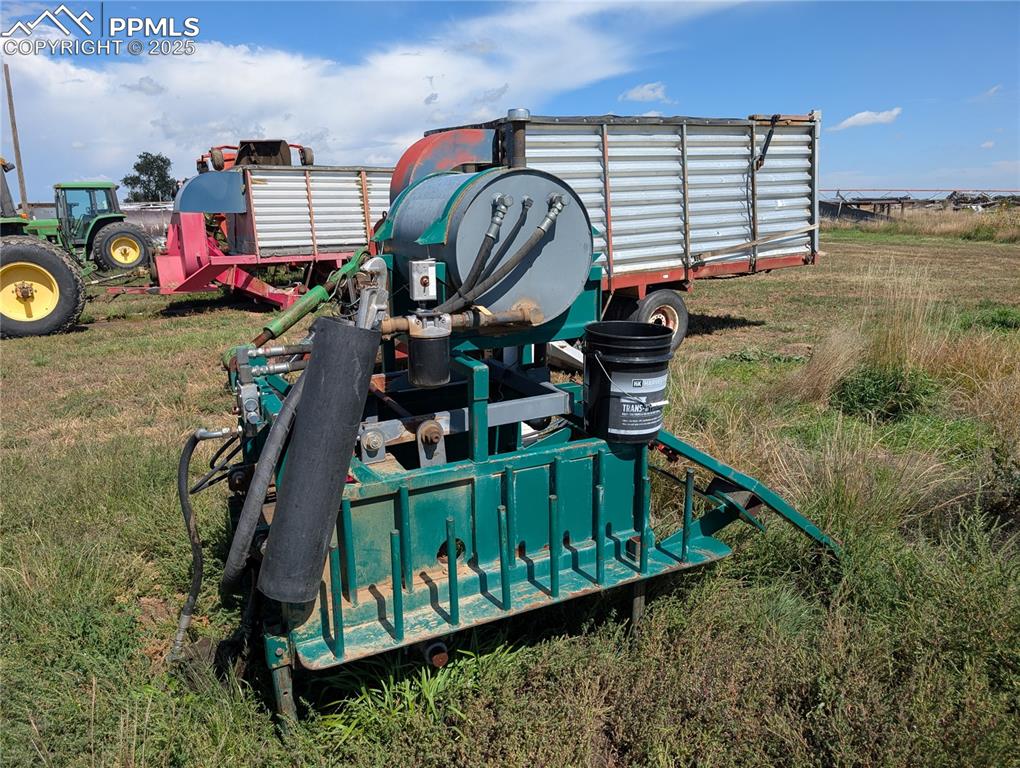 Image 18 of 29: Yard