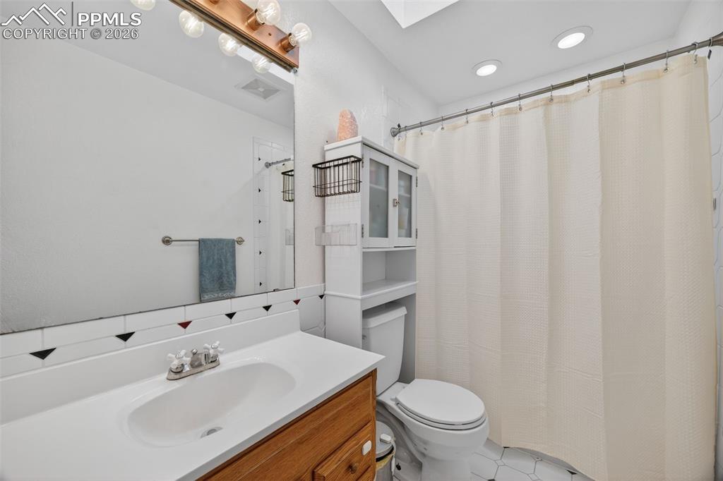 Image 15 of 34: Upper Level Full Bathroom