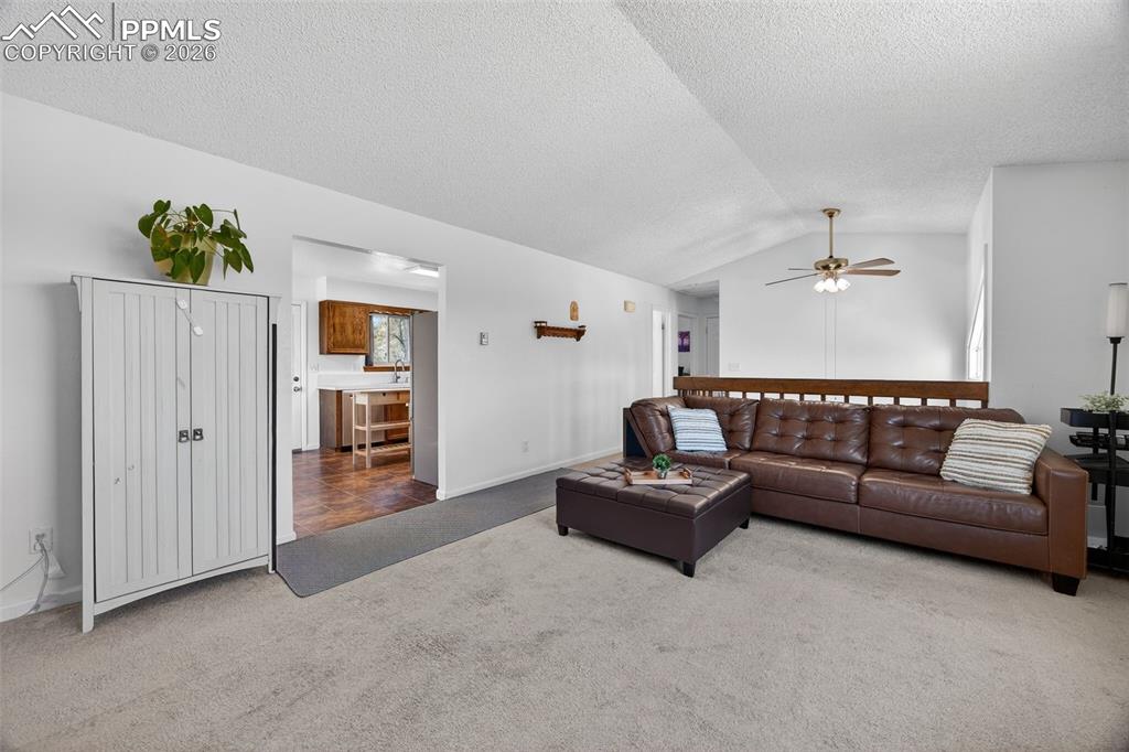 Image 6 of 34: Large Family Room