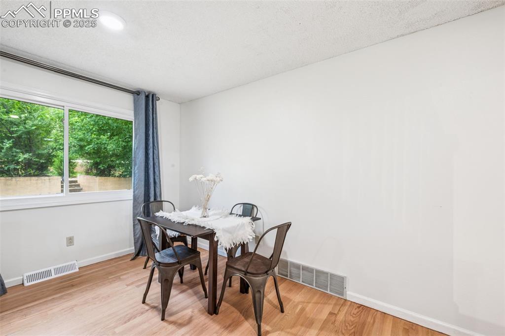 Image 11 of 42: Dining Area