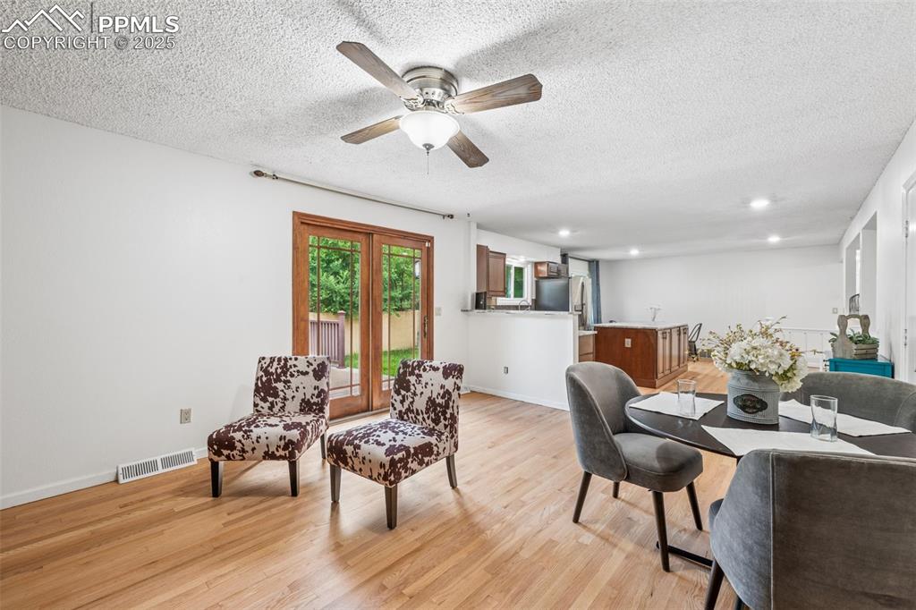 Image 17 of 42: Dining Area