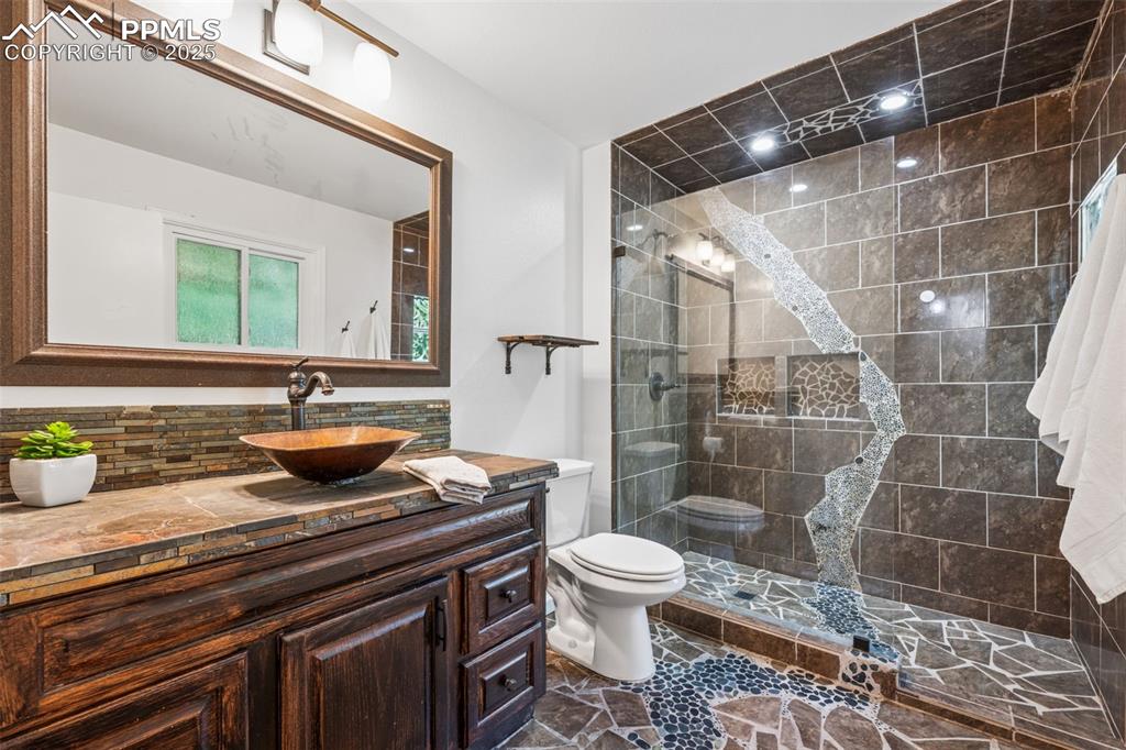 Image 20 of 42: Bathroom