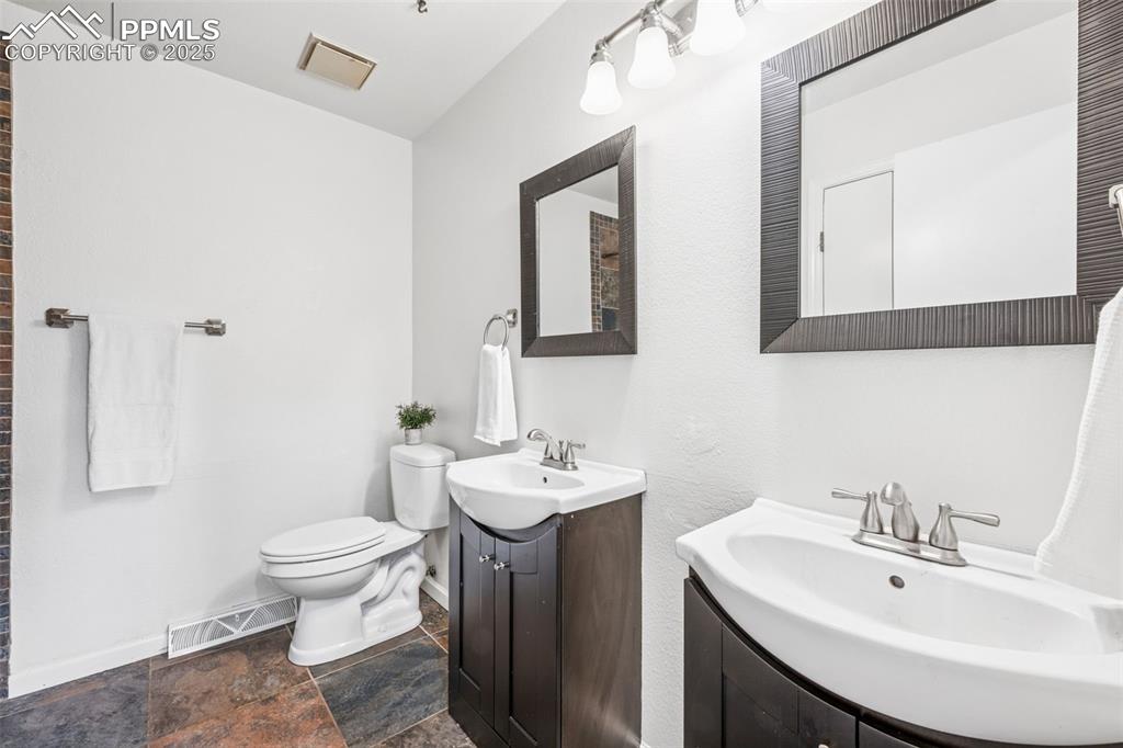 Image 21 of 42: Bathroom