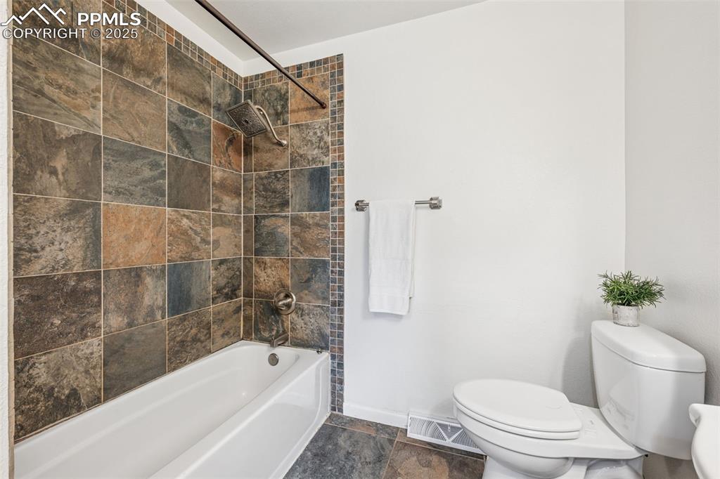 Image 22 of 42: Bathroom