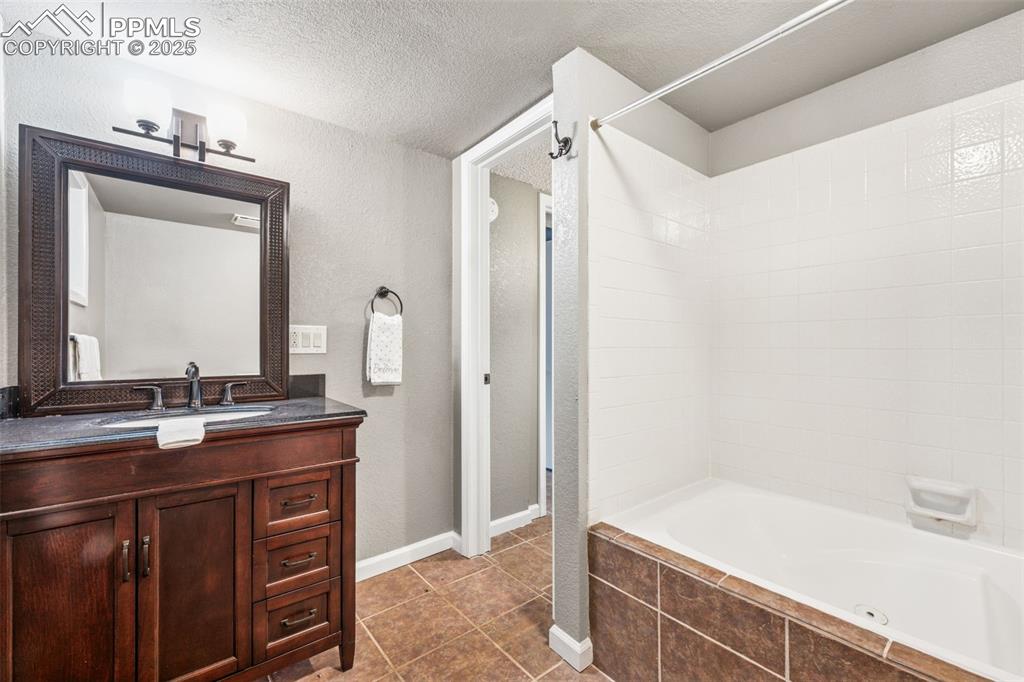 Image 33 of 42: Bathroom