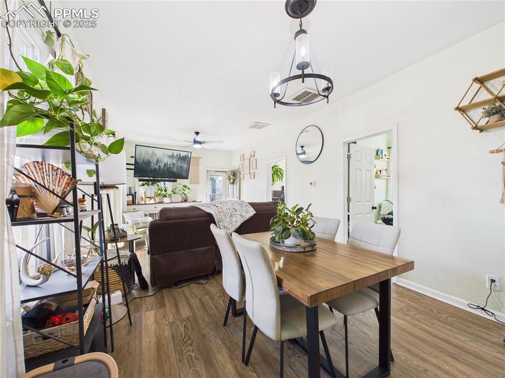 Image 10 of 31: Dining Area