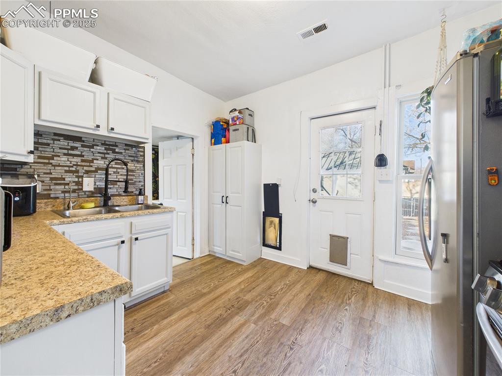 Image 11 of 31: Kitchen