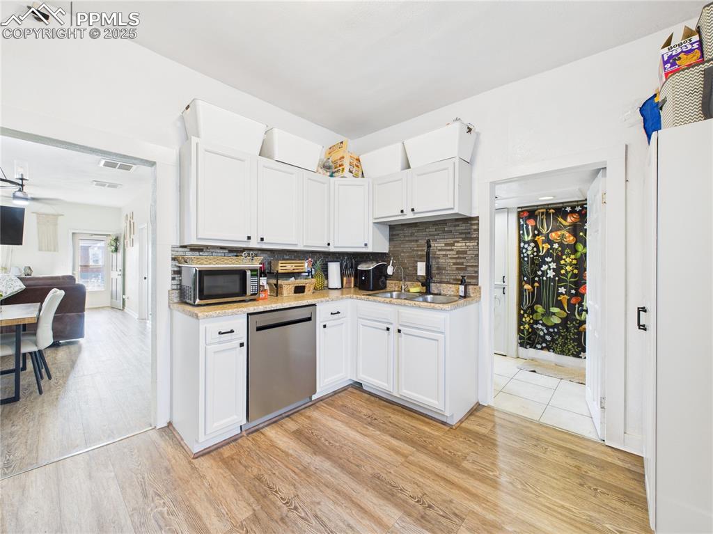 Image 12 of 31: Kitchen