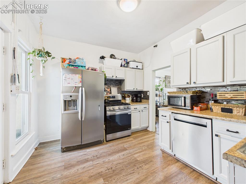 Image 13 of 31: Kitchen