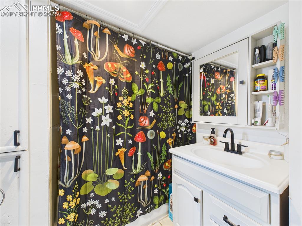 Image 15 of 31: Bathroom