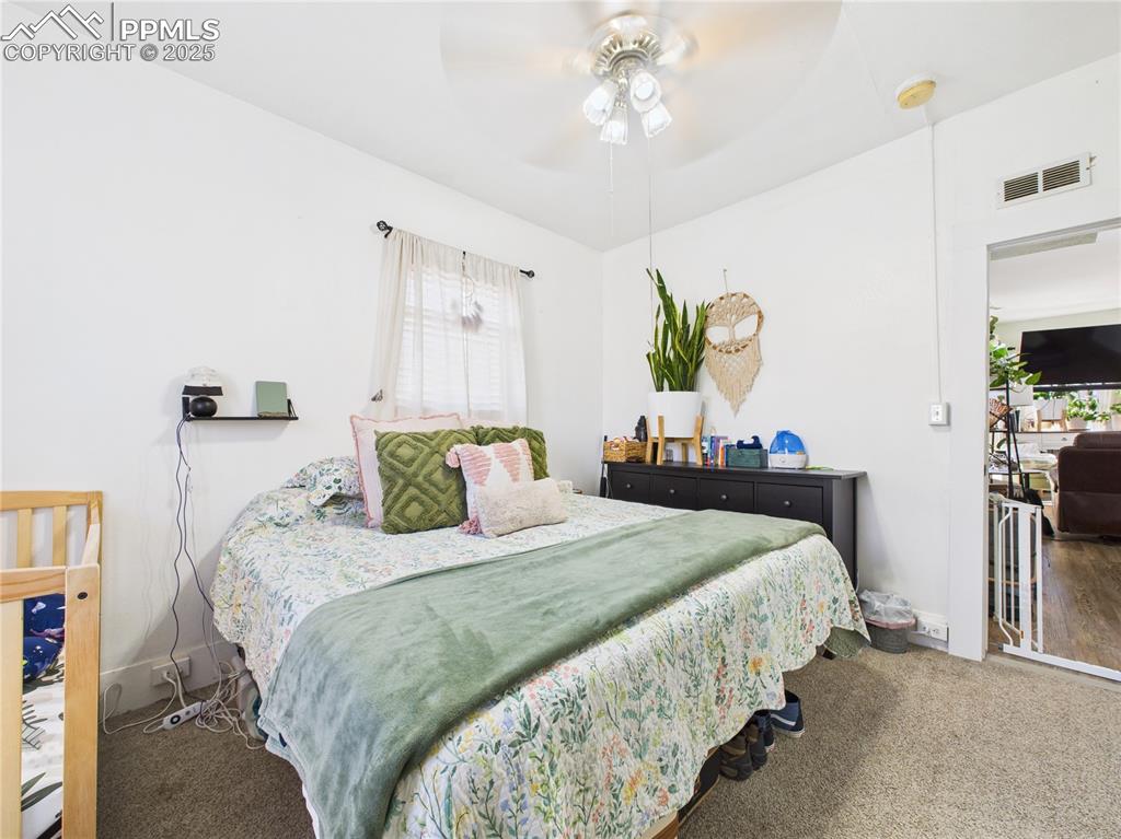 Image 19 of 31: Bedroom