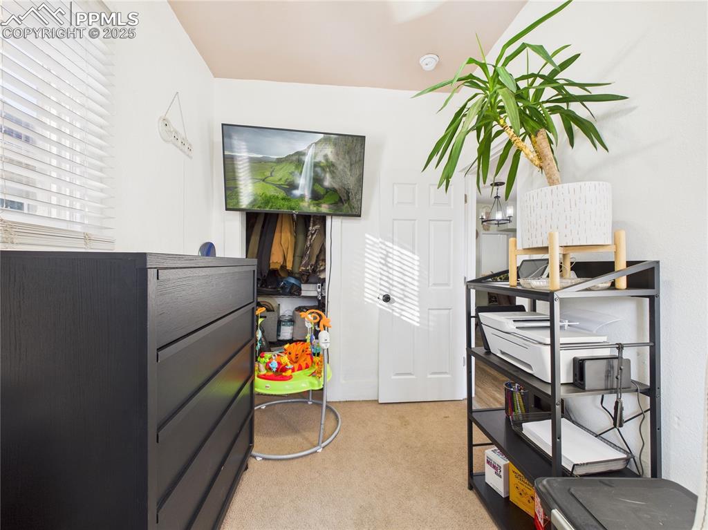 Image 23 of 31: Office