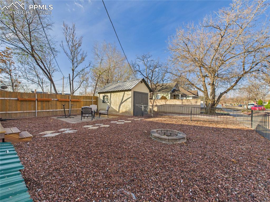 Image 28 of 31: Yard