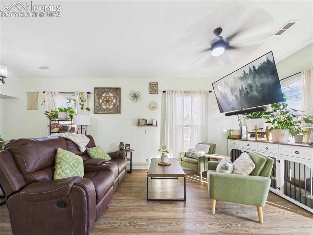 Image 7 of 31: Living Room