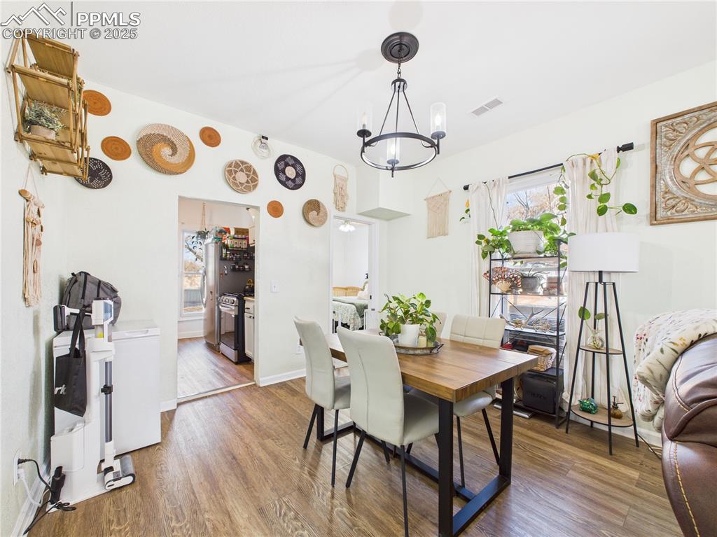 Image 8 of 31: Dining Area