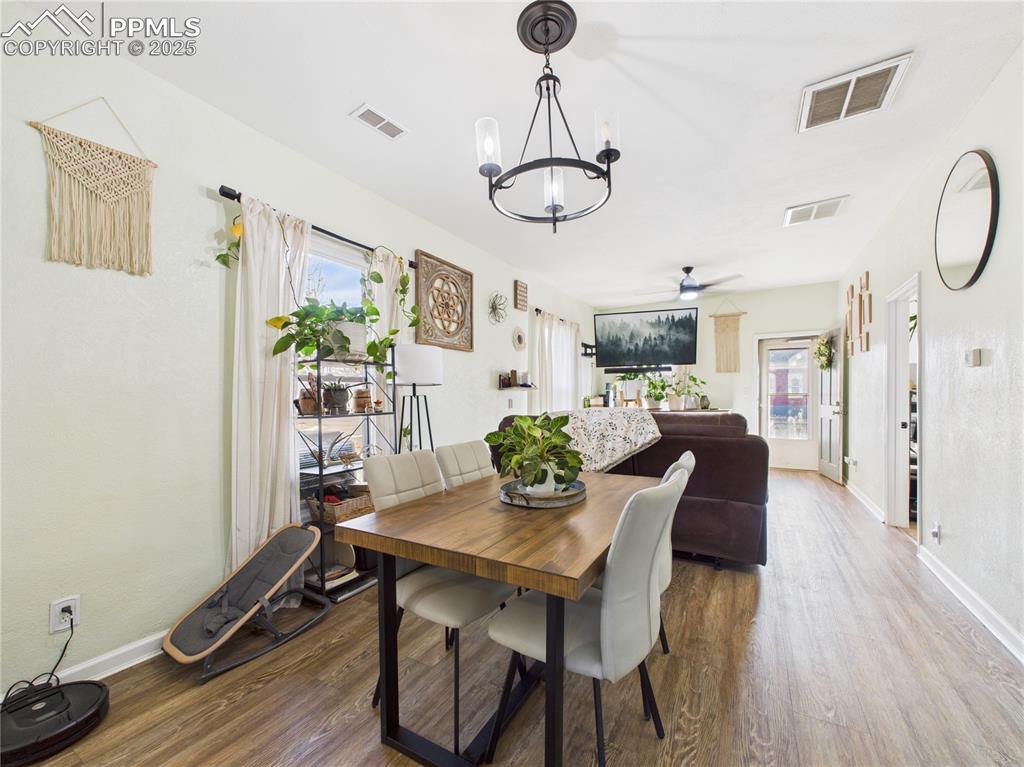 Image 9 of 31: Dining Area