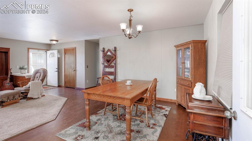 Image 10 of 45: Dining Area