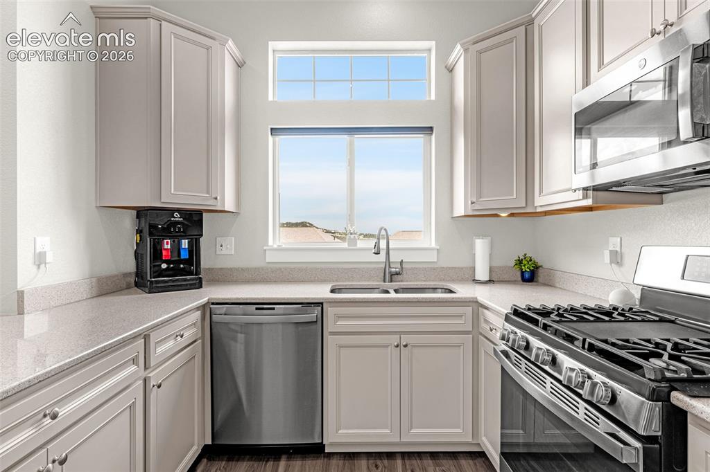Image 3 of 33: Quartz countertop, stainless steel appliances