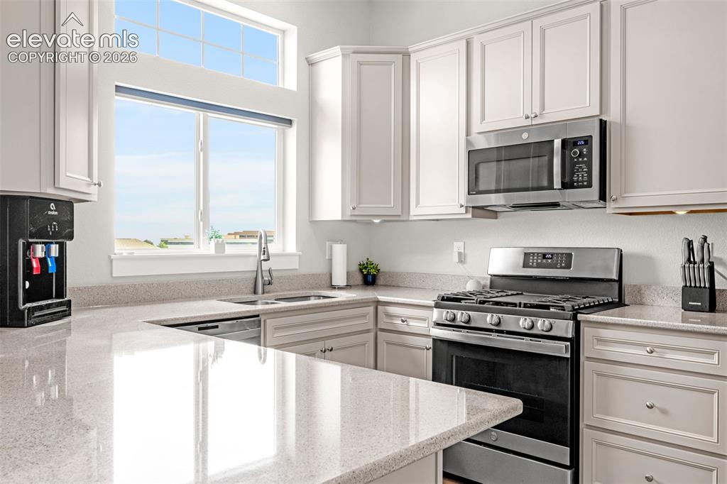 Image 4 of 33: Quartz countertop, stainless steel appliances