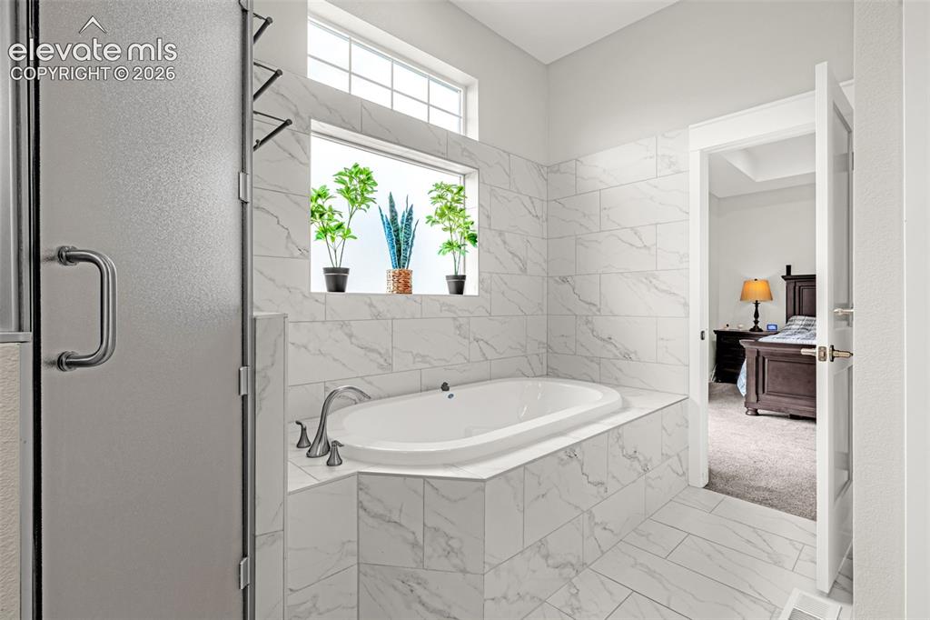 Image 6 of 33: Primary 5-piece bathroom