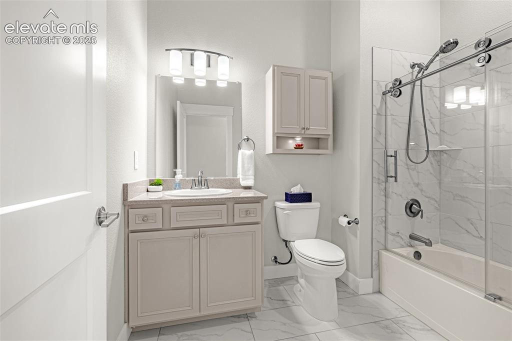 Image 7 of 33: Primary 5-piece bathroom