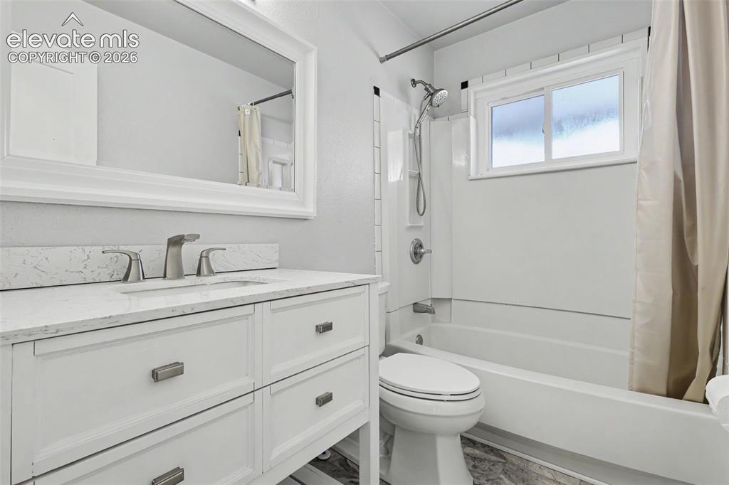 Image 15 of 35: Bathroom