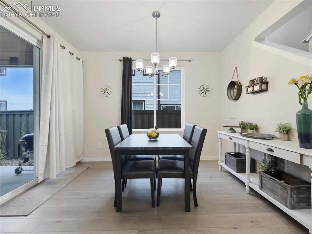 Image 14 of 32: Dining Area