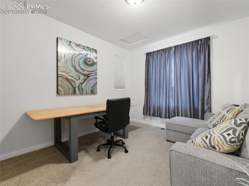 Image 17 of 32: Office