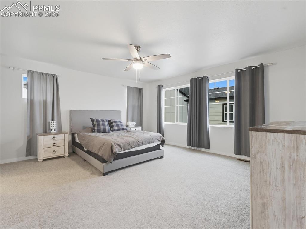 Image 18 of 32: Bedroom