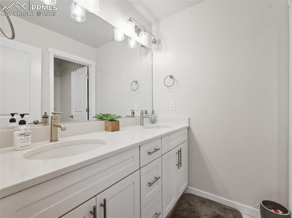 Image 25 of 32: Bathroom