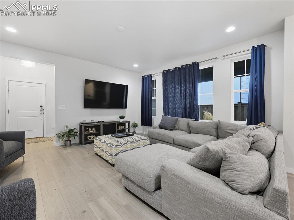 Image 6 of 32: Living Room