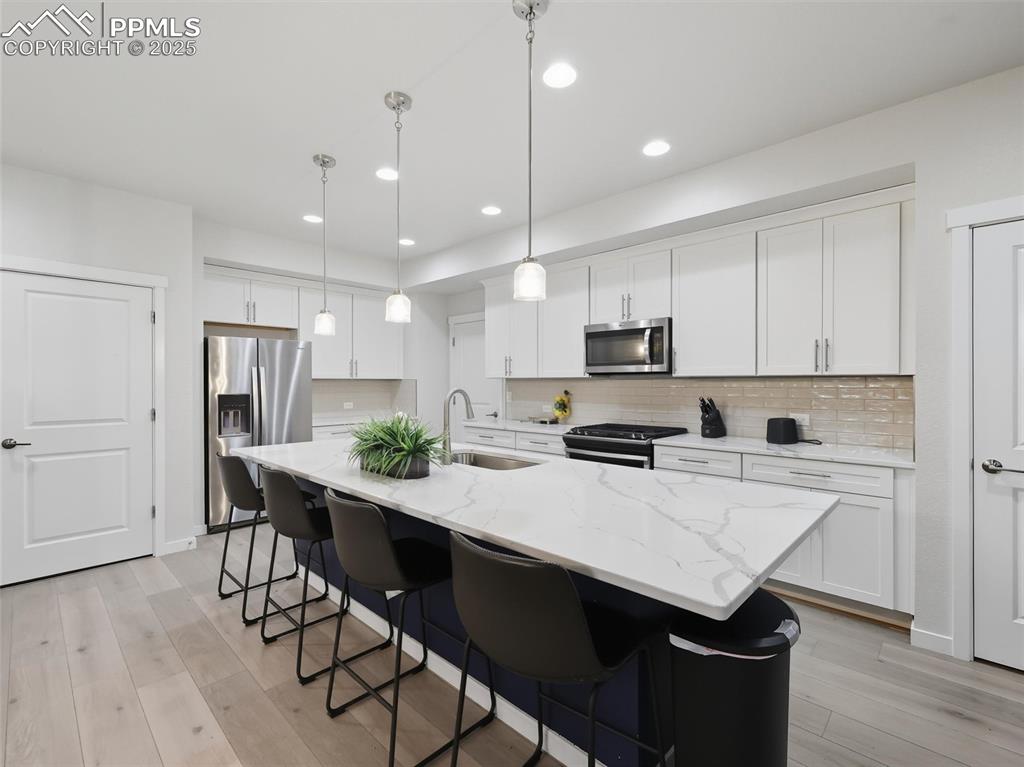 Image 7 of 32: Kitchen