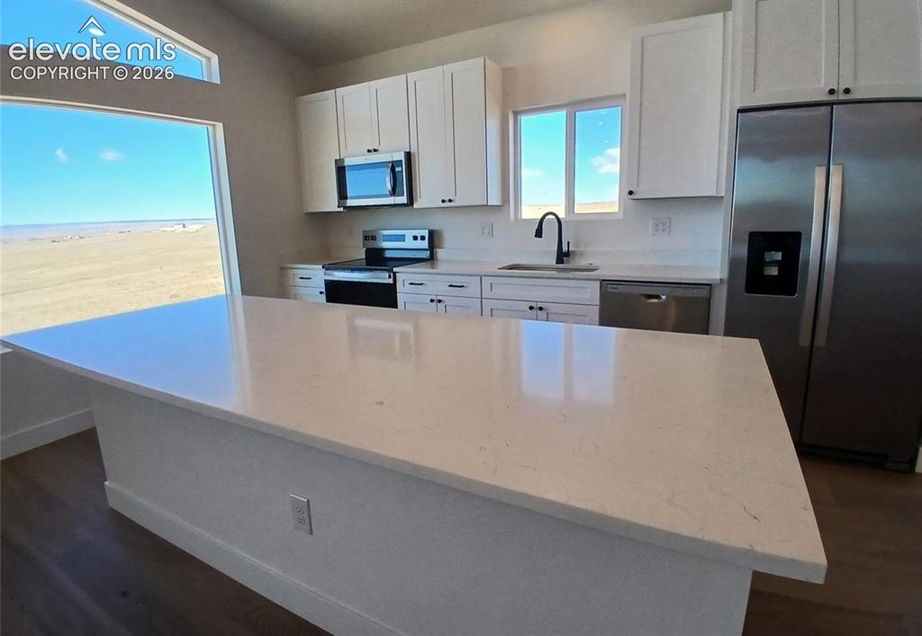 Image 8 of 32: Kitchen