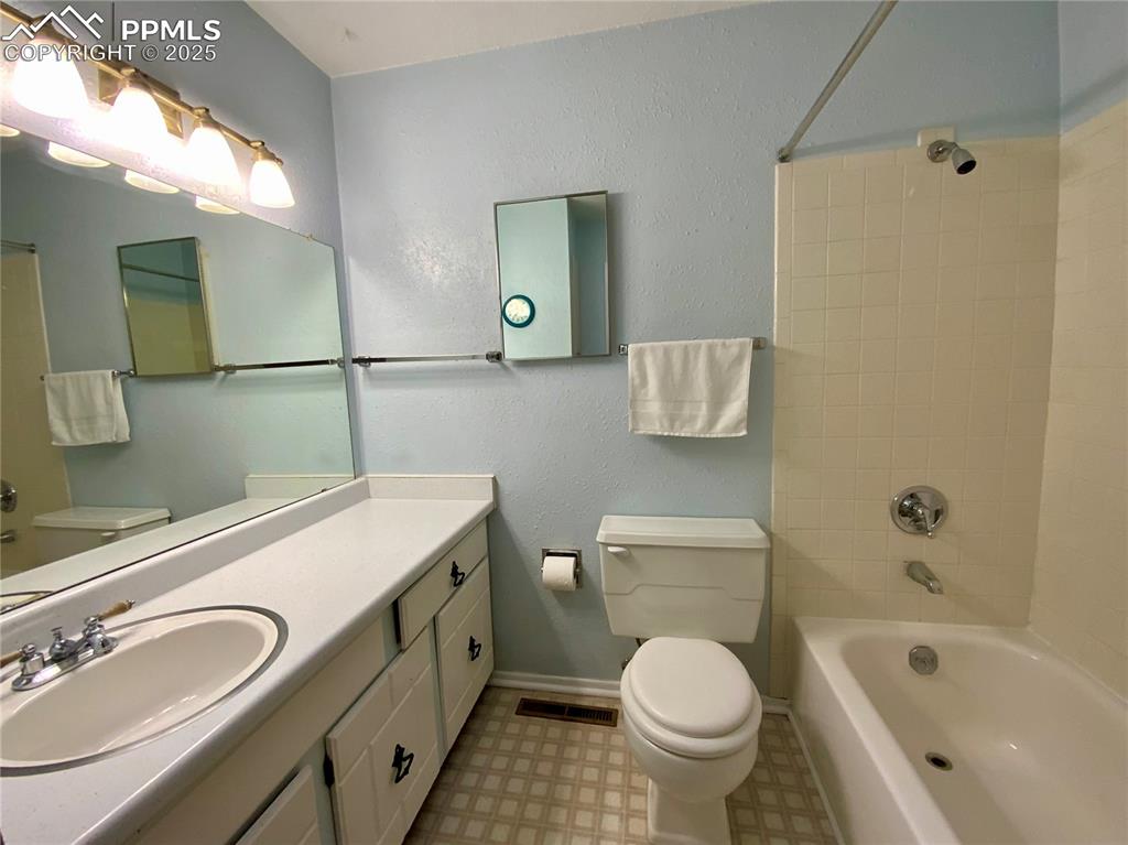 Image 16 of 22: Secondary Bedroom