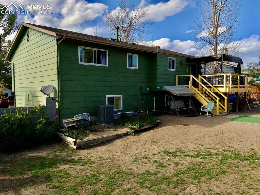 Image 20 of 22: Rear Elevation of Bi-Level Home