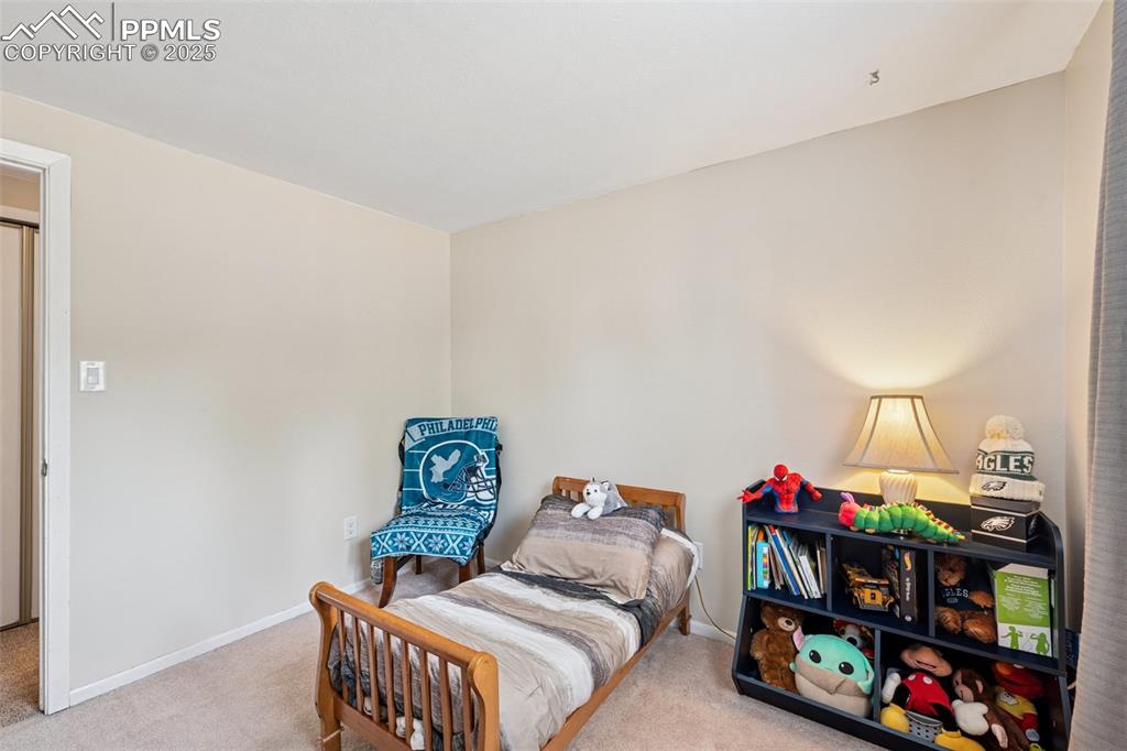 Image 19 of 30: Bedroom