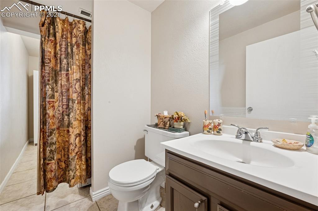 Image 5 of 30: Bathroom