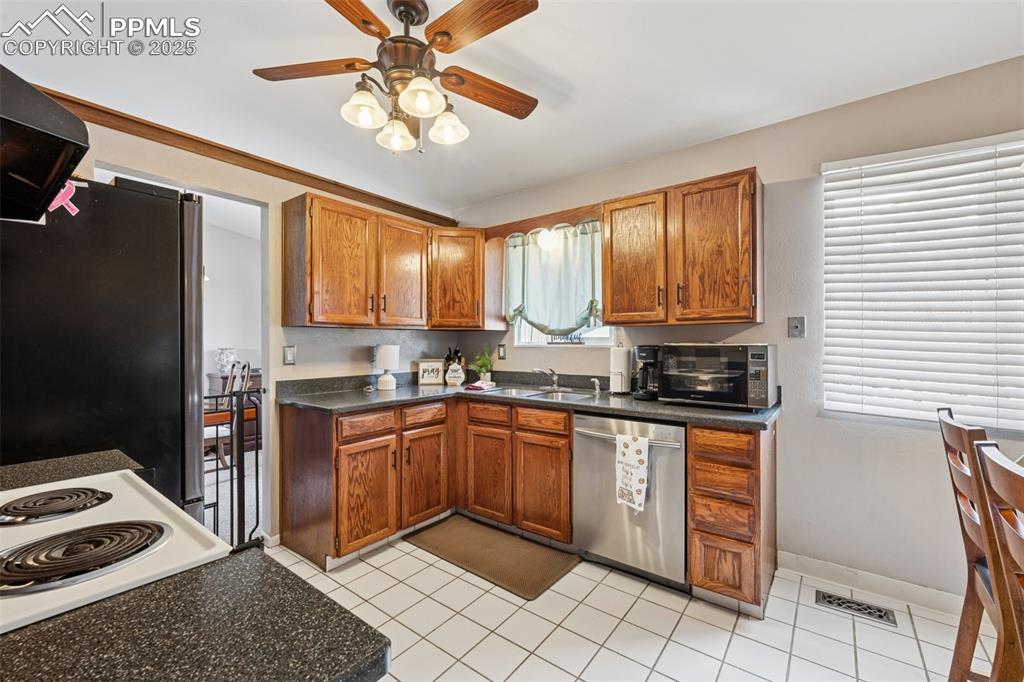 Image 8 of 30: Kitchen