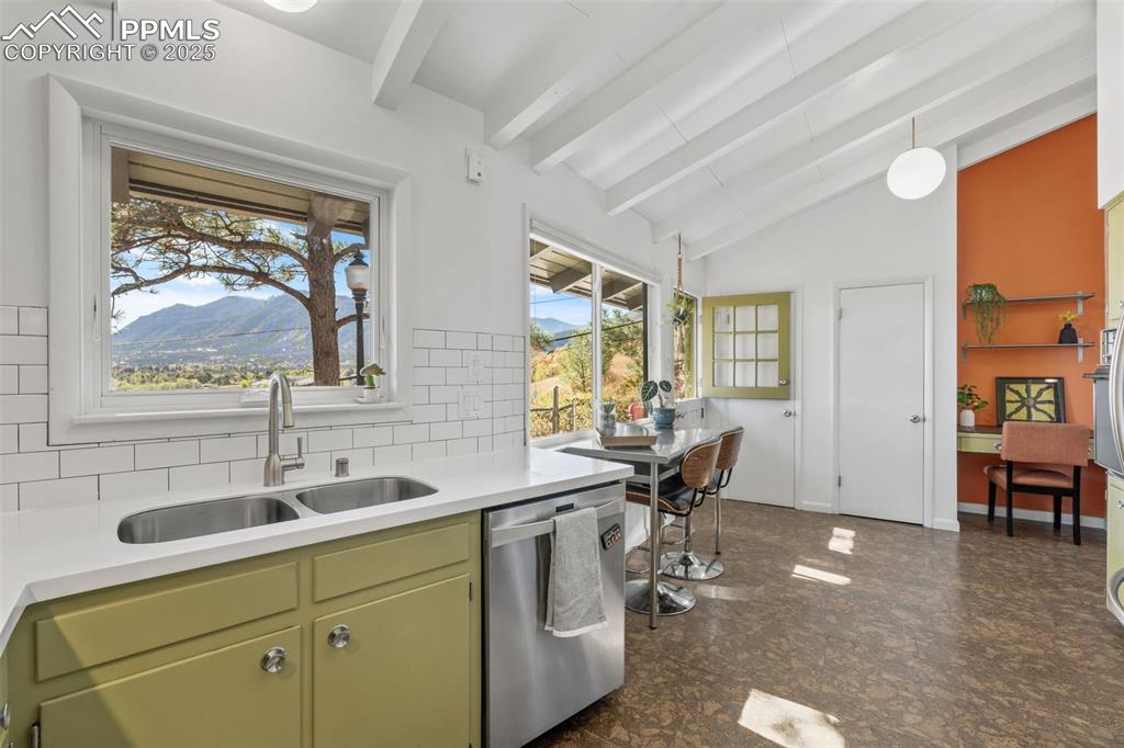 Image 15 of 50: Kitchen