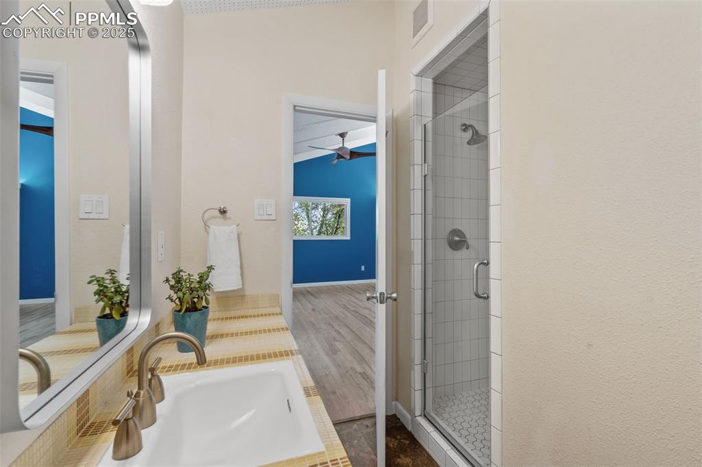 Image 21 of 50: Bathroom