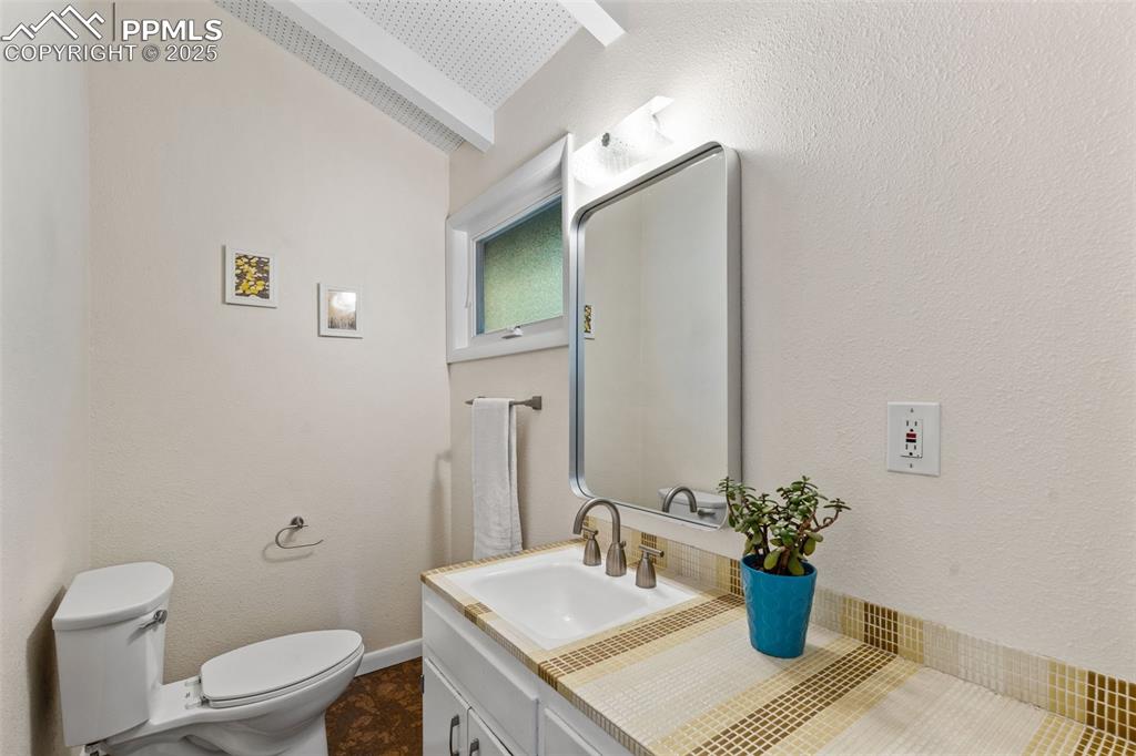 Image 22 of 50: Bathroom