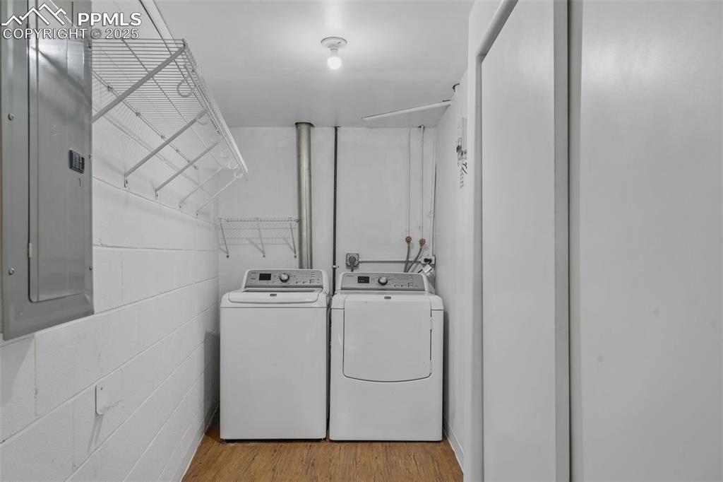 Image 36 of 50: Laundry